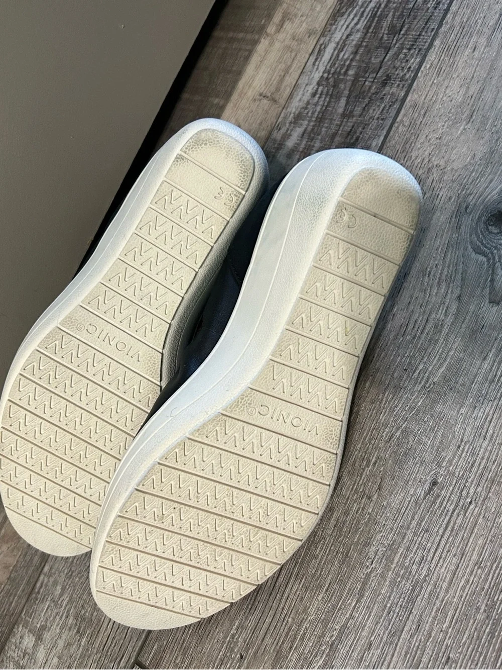 Vionic Jacey slip-on wedge shoes Black with White soles